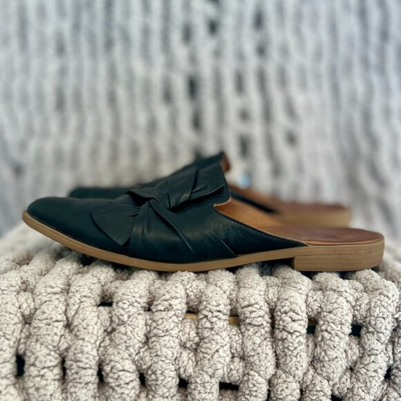 Bueno Black Leather Mules – Size 38 (7.5) Slip-On Flats - Picture 9 of 12